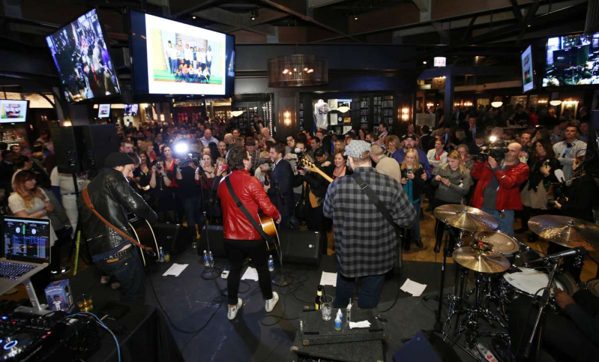 Cubs turn out for Woody's Winter Warm-up event - ABC7 Chicago